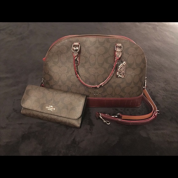 Coach bag with arm strap and matching wallet. - Picture 1 of 5